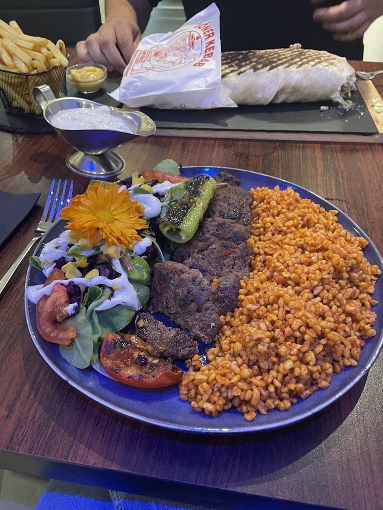Assiette köfte halal grillée avec bulgur au Restaurant Élite près de Colmar